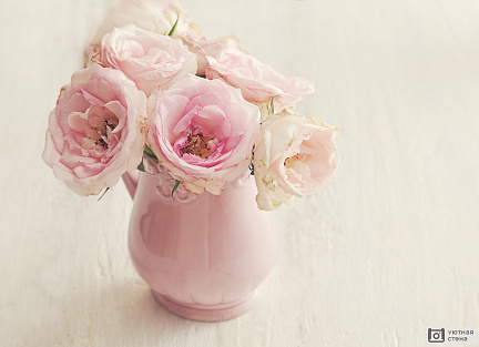 Розовые пионы в фарфоровой вазе