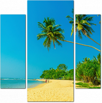 Море с золотым песком и зелеными пальмами