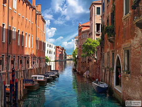 Узкий канал Венеции в Италии