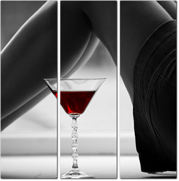 Бокал красного вина на черно-белой фотографии