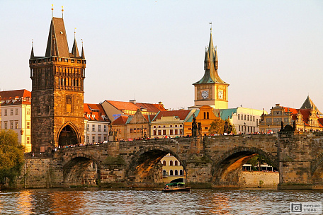 Фотообои Карлов мост в весенней Праге. Чехия