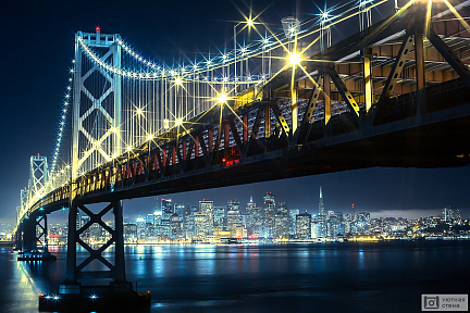 Фотообои Мост с яркими фонарями на фоне мегаполиса ночью