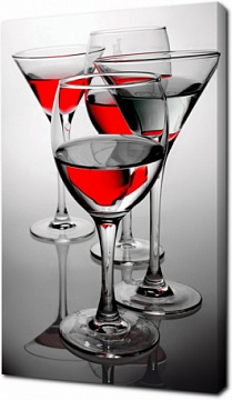 Четыре стакана с алкогольными напитками