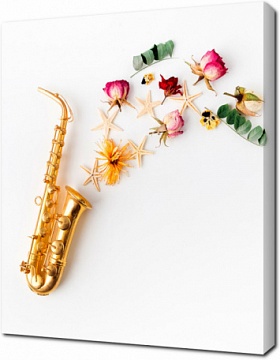 Композиция из саксофона, цветов и морских звезд