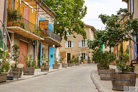 Провансальские улицы с типовыми домами на юге Франции