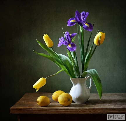 Натюрморт с желтыми тюльпанами и ирисами