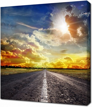 Старая дорога на фоне красивого неба