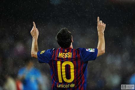 Лионель Месси (Lionel Messi) радуется дождю