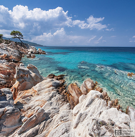 Райский залив в море со скалами на полуострове Халкидики. Греция