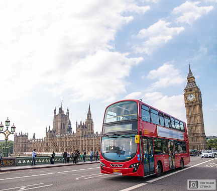 Фотообои Красный автобус на улице Лондона