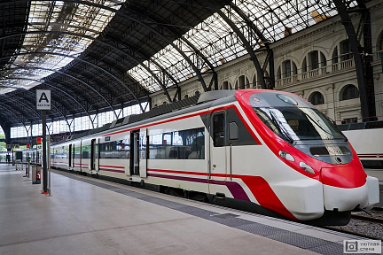 Современный поезд на станции. Барселона. Испания.
