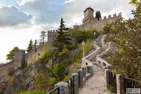 Фотообои Замок в Сан-Марино - Гуаита или Рокка, первая башня, Италия