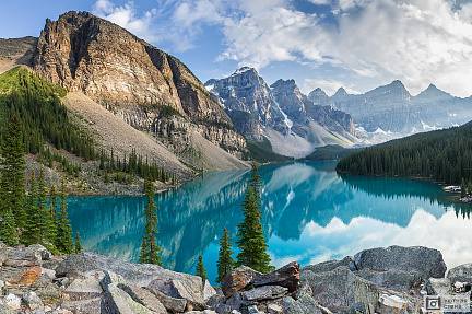 Фотообои Озеро Морейн с панорамой скалистых гор. Канада