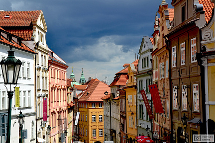 Фотообои Вид сверху на улочку Праги. Чехия