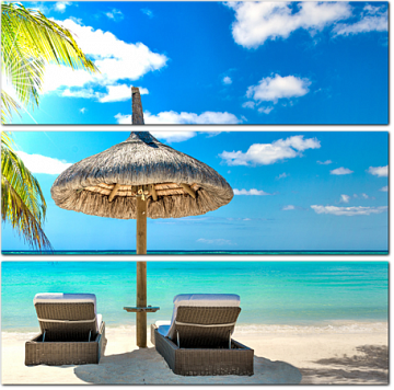 Карибский пляж с лежаками и зонтом