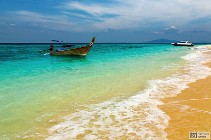 Лодки на тропическом пляже