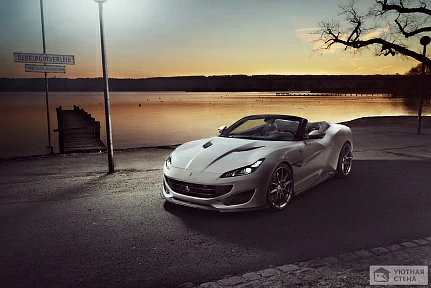 Белый Ferrari portofino на берегу