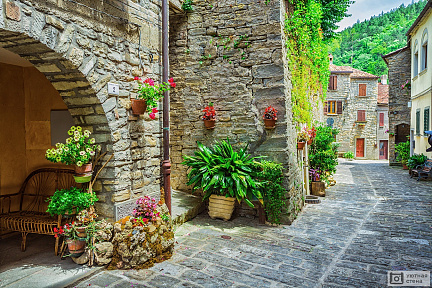 Улочка в маленьком провинциальном городке Тосканы, Италия