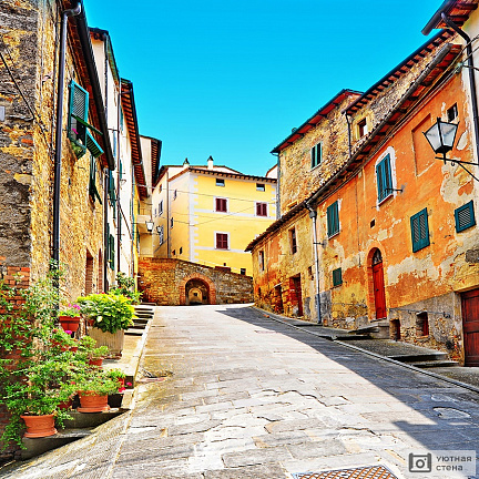 Узкий переулок со старыми зданиями в итальянском городе