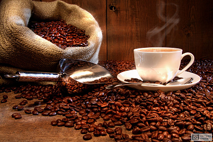 Кофейные зерна в мешке и чашка кофе