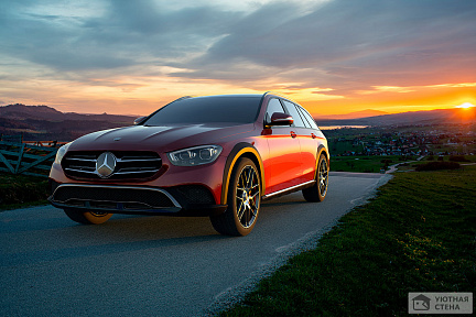 Красный Mercedes-Benz на фоне заката