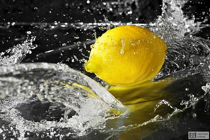 Брызги воды на желтом лимоне