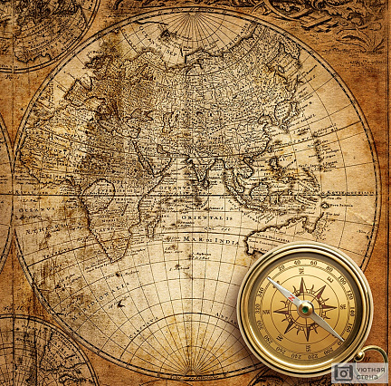 Старинная карта и компас