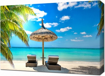 Карибский пляж с лежаками и зонтом