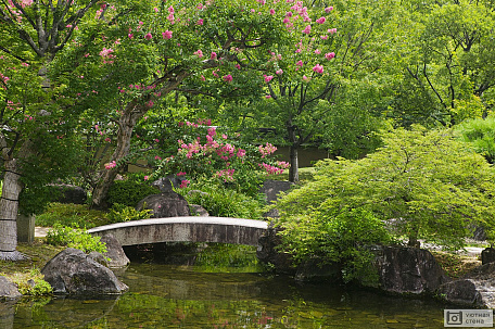 Каменный мост в японском живописном саду