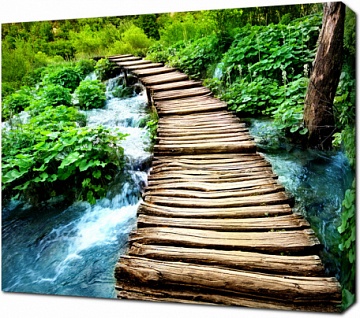 Необычный деревянный мостик через речку