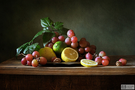 Натюрморт с виноградом и лимоном