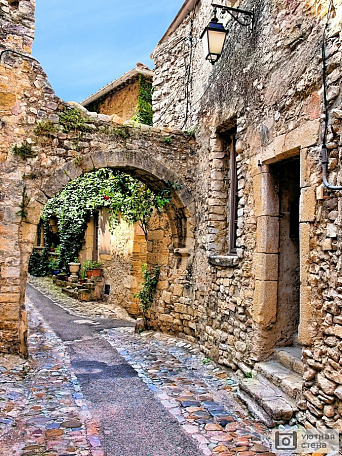 Изогнутая деревенская старая улица в Провансе. Франция