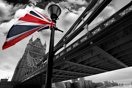 Разноцветный флаг Англии на черно-белом фоне Тауэрского моста