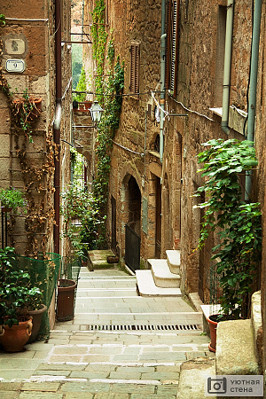 Улочка со ступеньками в Тоскане. Италия