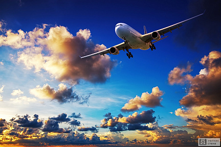 Пассажирский самолет на фоне синего неба