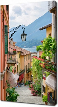 Живописная улочка в Белладжо, Италия