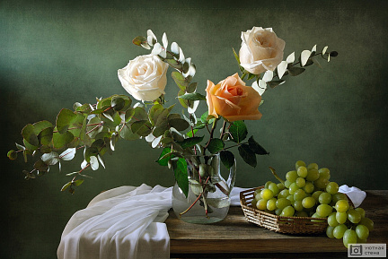 Натюрморт с букетом роз и винограда