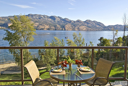 Обед на балконе с видом на озеро