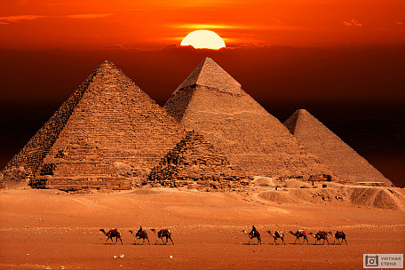 Пирамиды и заходящее солнце