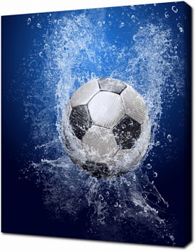 Футбольный мяч в воде