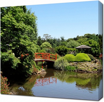 Японский Сад Тувумба с мостиком через пруд в Австралии