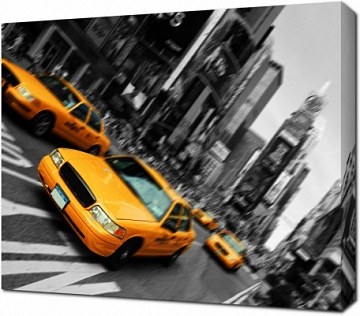 Желтые такси на черно-белом изображении площади Таймс-сквер