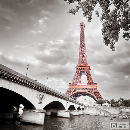 Фотообои Вид красной Эйфелевой башни на черно-белом фото