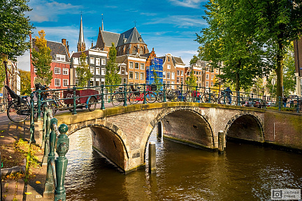 Фотообои Велосипеды на старом мосту. Амстердам. Нидерланды