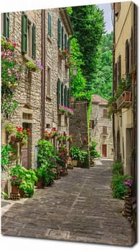 Итальянская улица в маленьком провинциальном городке Тосканы