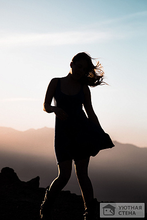 Фотообои Девушка танцует на горе