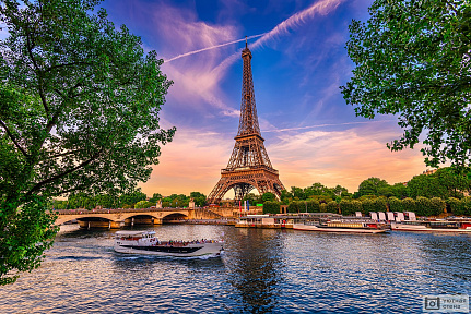 Эйфелева башня и река Сена на закате в Париже. Франция