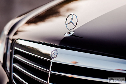 Логотип Mercedes и передняя решетка автомобиля