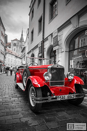 Фотообои Красный ретро автомобиль на фоне черно-белой Праги