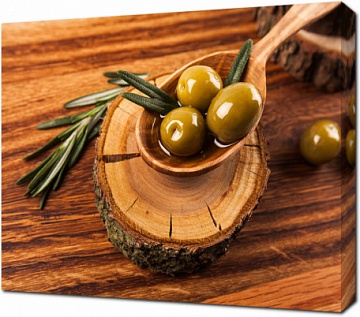 Оливки на деревянной ложке